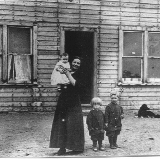 Grandmother Udell with Margaret, Sam and John in Saskatchewan in 1915